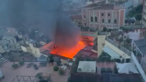 Il teatro Sannazaro di Napoli distrutto dalle fiamme. La "bomboniera di via Chiaia" in cenere, il dolore della città