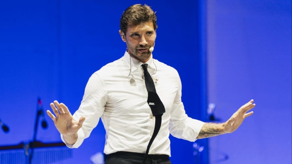 Il video di Stefano De Martino, lo showman è stato allertato da un follower