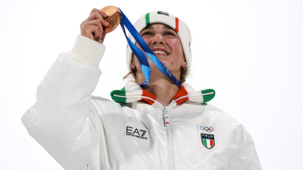 Impresa di Flora Tabanelli, è bronzo nel Big Air con un ginocchio lesionato