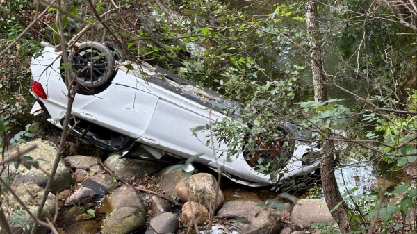 In Sardegna un’auto con 5 giovani cade da un ponte, muore un 25enne