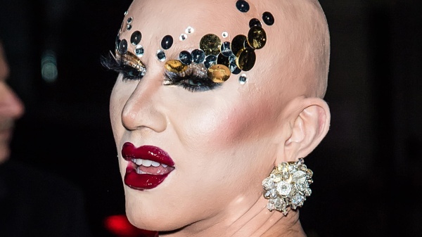 In Tennessee diventano reato gli spettacoli delle Drag queen, la legge è stata firmata dal governatore Bill Lee