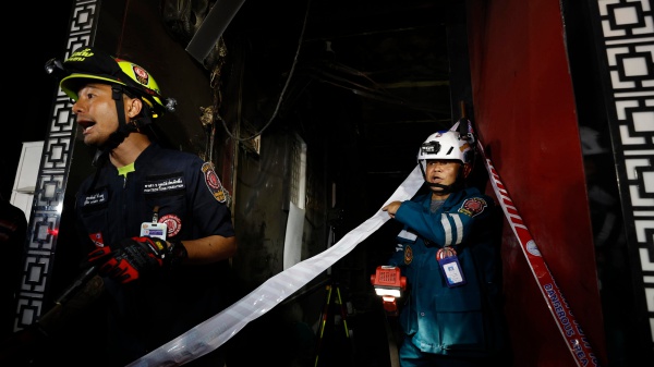 Incendio fa strage in un pub a Bangkok, almeno 27 morti