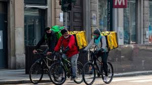 Indagine della Procura di Milano sui rider, imposto l'obbligo di assumerne 60mila e multe sulla mancata sicurezza