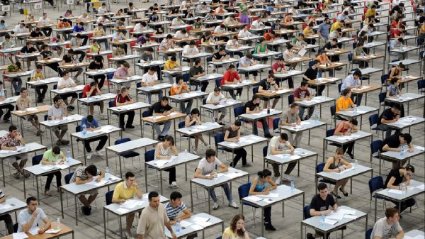 India, scatole di cartone sulla testa degli studenti per non farli copiare