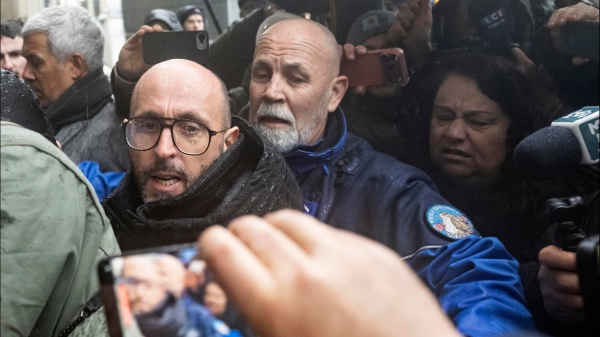 Insulti e spinte, i familiari delle vittime di Crans-Montana contestano i coniugi Moretti