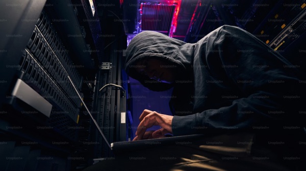Intelligenza Artificiale e hacker, a rischio il 51% delle aziende italiane. Tra le minacce l'uso dei deepfake