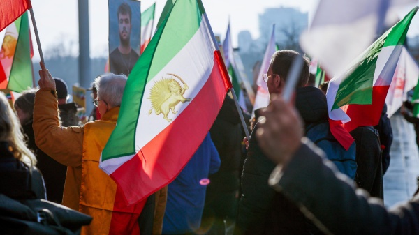 Iran, portaerei americana in Medio Oriente, mentre Putin si offre come mediatore. Madonna alle donne iraniane: sono con voi