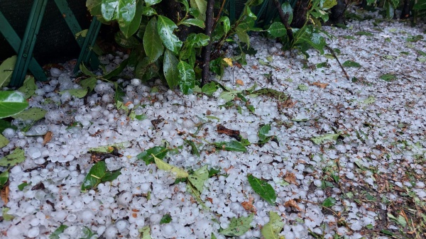 Al Sud ancora caldo intenso ma al Nord il maltempo crea disagi. Fulmini, grandine e vento provocano feriti
