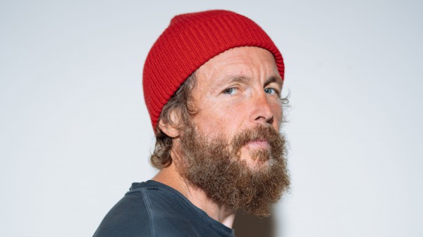 Jovanotti pieno di energia a Milano. Il cantante ha presentato il nuovo singolo, il tour e anche un libro di poesie