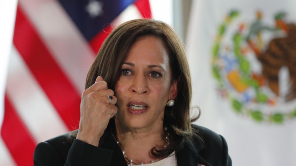 Kamala Harris: "I migranti non vengano al confine con il Messico, è pericoloso", polemiche per un'altra frase del vicepresidente Usa