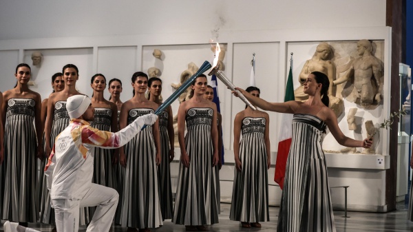 L'Antico rito a Olimpia, accesa la fiamma il conto alla rovescia per Milano Cortina 2026 è iniziato