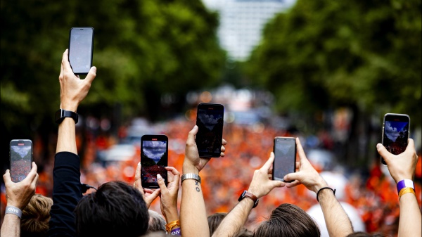 L'aumento dell'uso quotidiano degli smartphone tra i bambini: 1 su 3 usa il cellulare tutti i giorni