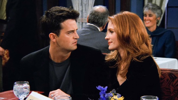 L'autobiografia di Matthew Perry. L'eterno Chandler racconta le difficoltà, anche sul set di Friends