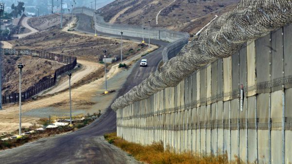 L'idea di Trump, una trincea piena di coccodrilli al confine col Messico