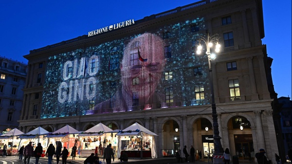 L'omaggio della Regione Liguria a Gino Paoli: maxi schermo e musica in diffusione. E sulle ceneri...