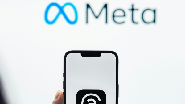L'Ue contro Meta: tutta colpa di scroll, like e autoplay dei video sui social