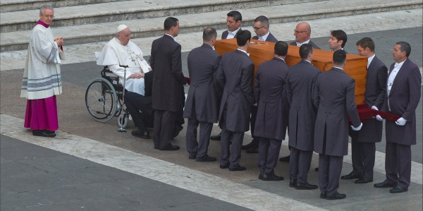 Lultimo Saluto Al Papa Emerito Benedetto Xvi In Piazza San Pietro