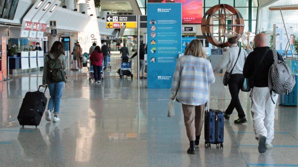 La Commissione europea, via libera ai turisti stranieri vaccinati contro il Covid; porte aperte da giugno