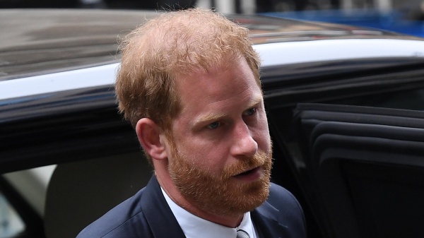 La bufera su Andrea, Harry appoggia la linea dura del padre, re Carlo