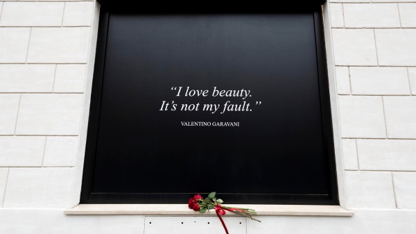 La camera ardente di Valentino. Il saluto di famiglia, amici e collaboratori dell'ultimo imperatore della moda, poi tanta gente comune