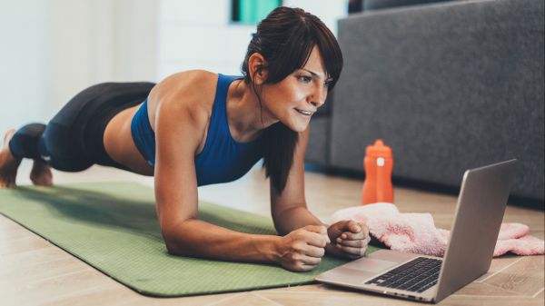 La dura vita di chi ama fare sport ai tempi del coronavirus, esercizi a casa davanti ad un computer