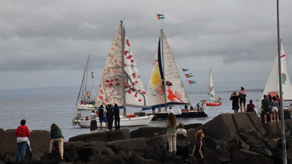 La Flotilla continua il suo viaggio verso Gaza nonostante gli ammonimenti. Trump tratta con Netanyahu per la pace