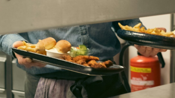 La Generazione Zeta scopre il fascino dei fornelli: addio app di incontri? Ecco cosa c'è da sapere