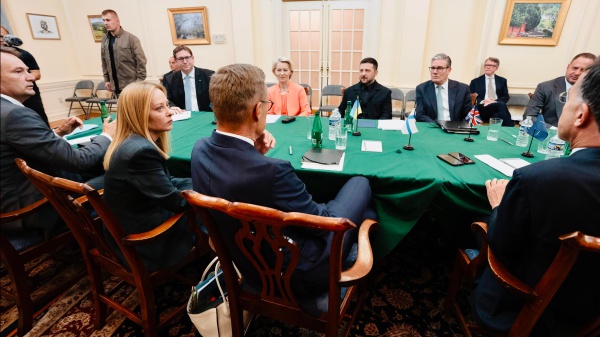 La guerra in Ucraina, lunghi colloqui tra Trump, Zelensky e i leader Ue, si allungano i tempi del trilaterale