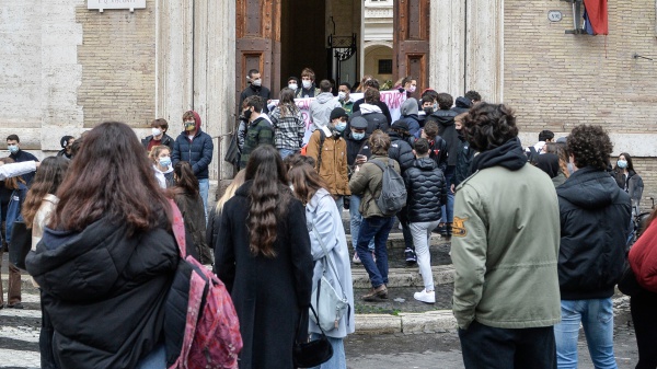 La lista delle ragazze trofeo, 6 in condotta a studenti. E sospensione simbolica, attivata formazione con Telefono Rosa