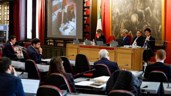 La manovra è in Commissione alla Camera. Domani arriva in aula, martedì il via libera alla fiducia