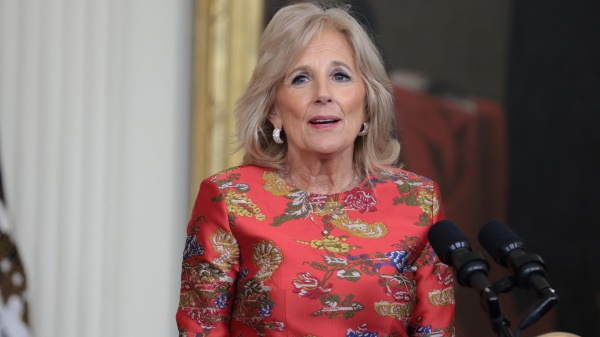 La moglie di Biden fa scalo a Napoli per mangiare la pizza. Parla il titolare della pizzeria, ho vissuto la scena di un film