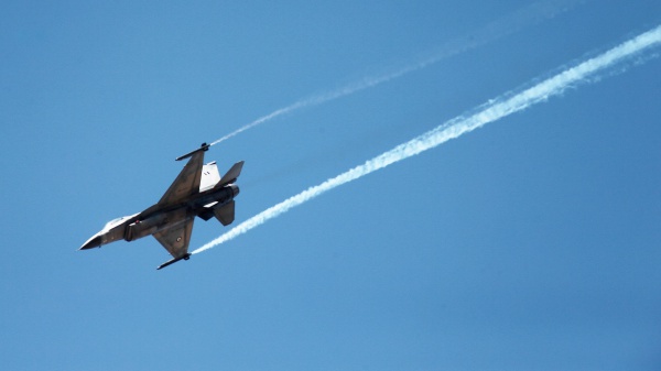 La Polonia fa alzare i caccia durante l'attacco russo sull'Ucraina. Mosca nega violazione spazio aereo estone