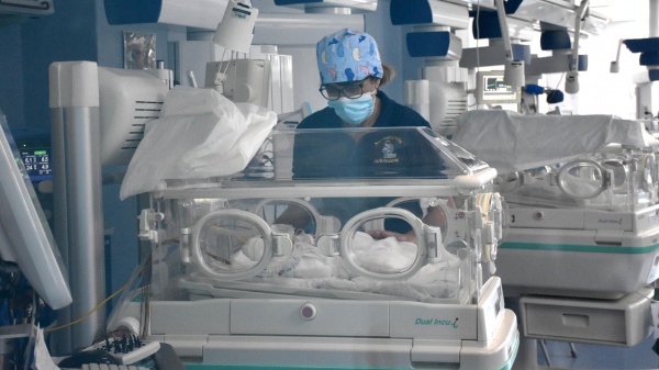 La prima bambina in Italia nata da una mamma con il trapianto d'utero. Si chiama Alessandra, come la donatrice