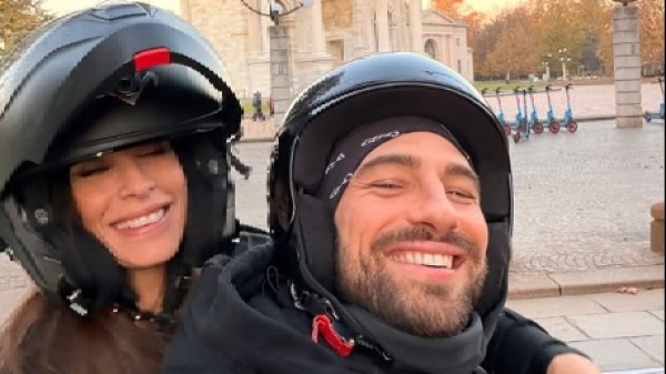 La prima foto insieme: Elisabetta Canalis e Alvise Rigo in scooter sui social