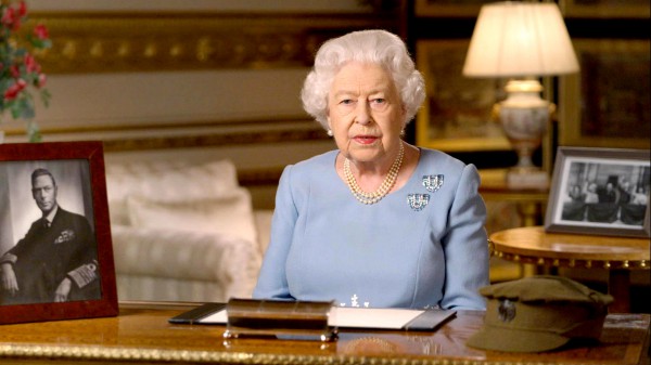La regina Elisabetta rompe il silenzio e si dice "rattristata" per le parole di Harry e Meghan