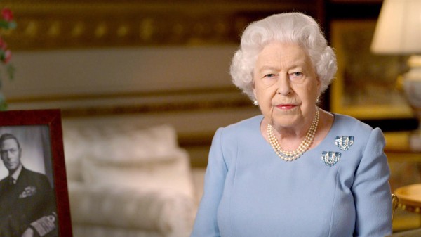 La regina Elisabetta sente un vuoto enorme dopo la morte di Filippo; lo ha riferito il principe Andrea