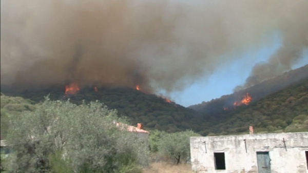 La Sardegna brucia, centinaia di evacuati nell'isola