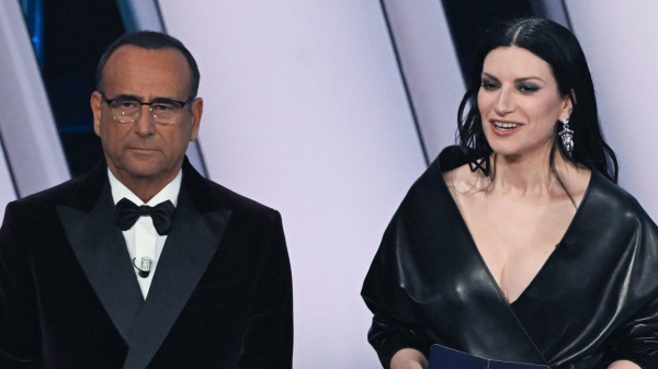 La serata delle cover: il teatro Ariston si scalda con i duetti. Tutto quello che c'è da sapere