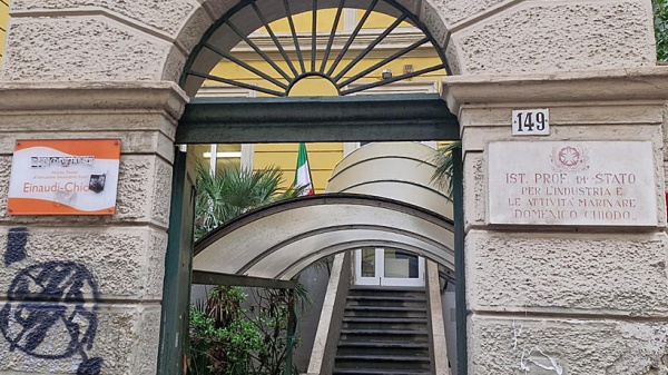 La Spezia: accoltellato a scuola, 18enne in condizioni gravissime, fermato un altro studente