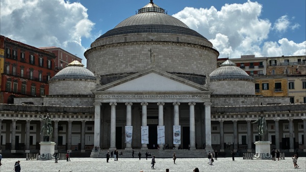 La storia della sesta tappa del Giro d’Italia nasce dove è nata la Storia. Si parte da Paestum e si arriva a Napoli