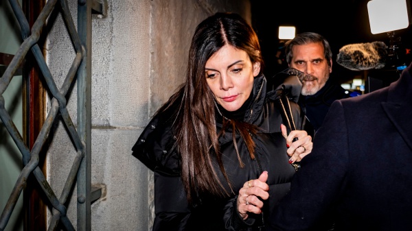 La strage di Crans Montana, il buttafuori del locale contro Jessica Moretti: ha detto allo staff di tenere chiuse le porte di sicurezza