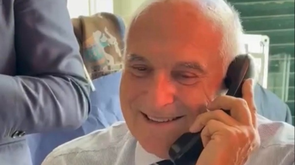 "Se telefonando": Mina chiama il patron delle cravatte Maurizio Marinella. Ecco cosa è accaduto