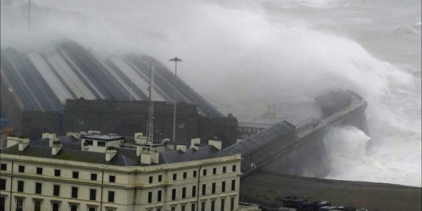 La Tempesta Ciaran Si Abbatte Sull'Europa. Pioggia E Vento Forte In ...