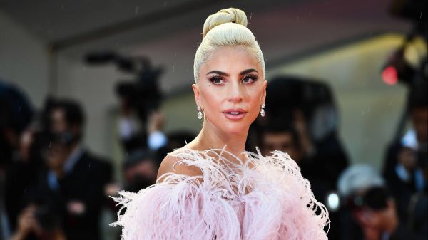 Lady Gaga tranquillizza i fan dopo la caduta durante un concerto