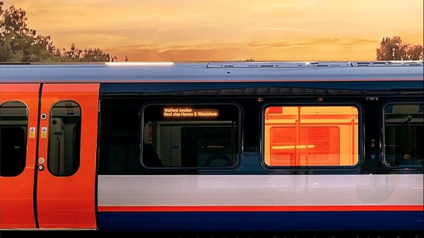L’ultimo vagone, un thriller in cui la suspense corre sui binari della metro di Londra: ne parliamo con l’autrice, Andrea Mara
