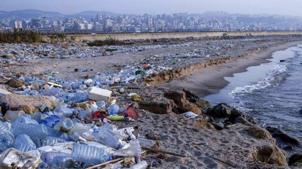 Legambiente, 783 rifiuti ogni 100 metri di spiaggia, l'84% è plastica