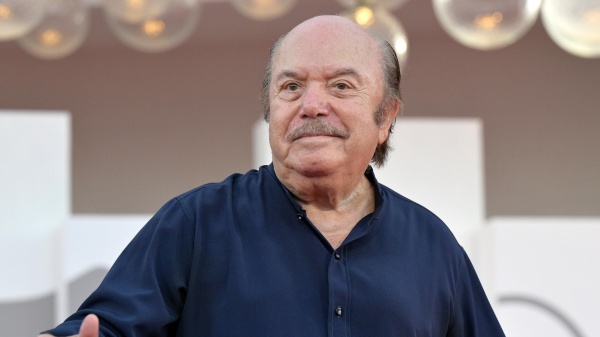 Lino Banfi compie 90 anni, auguri al nonno d'Italia. Sapevate del nome d'arte?