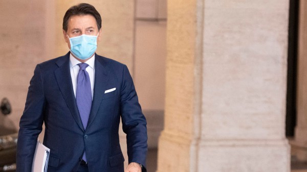 Lo scontro Governo-Regioni non fa bene all’Italia, De Luca attacca, Conte confida nell’RT che cala