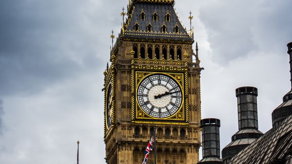 Londra alza allerta covid da sabato, divieto riunioni in casa con amici