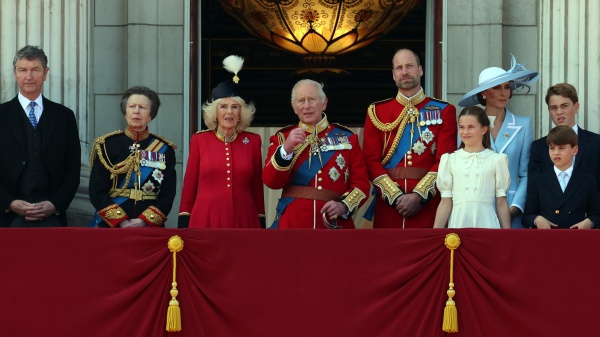 Londra: festa grande per il compleanno ufficiale di Re Carlo, in migliaia per la parata del Trooping the Colour